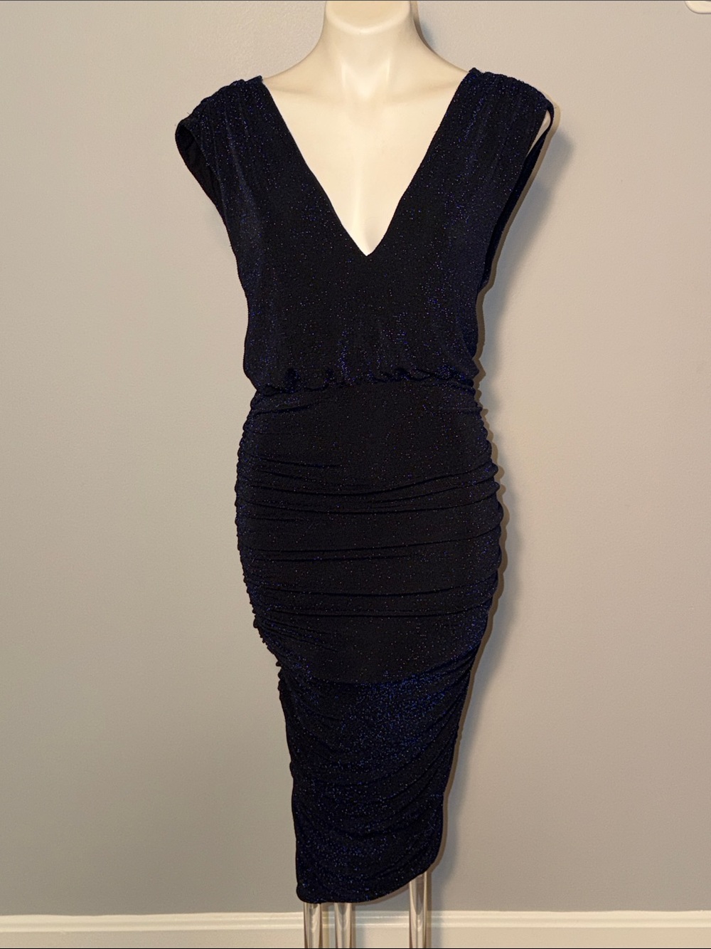 Alice + Olivia Ladies Keely Ruched Shimmer Bodycon Midi Dress. Medium.